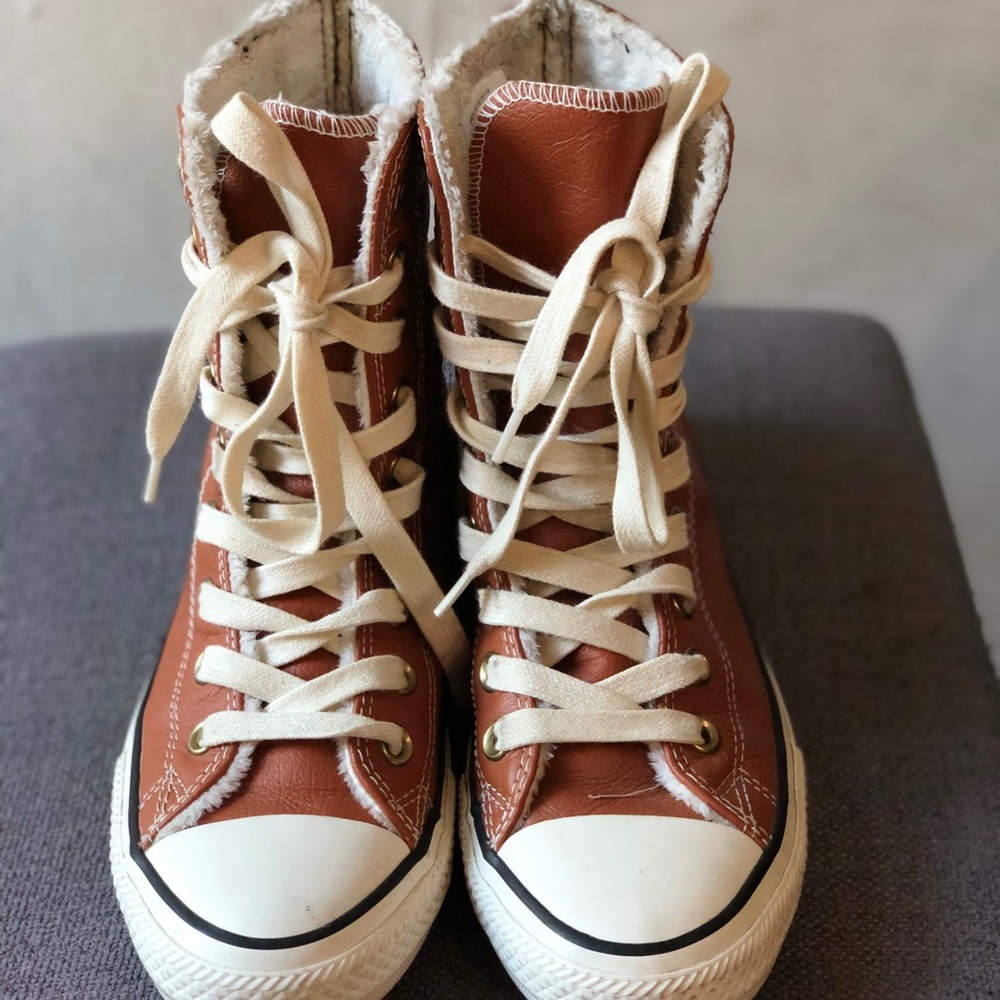 Converse shearling lined high tops in cognac brown color. Size 6. - Picture 3 of 5
